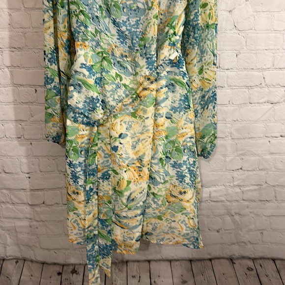 Lulu’s floral wrap dress in beautiful flowers - Picture 9 of 10